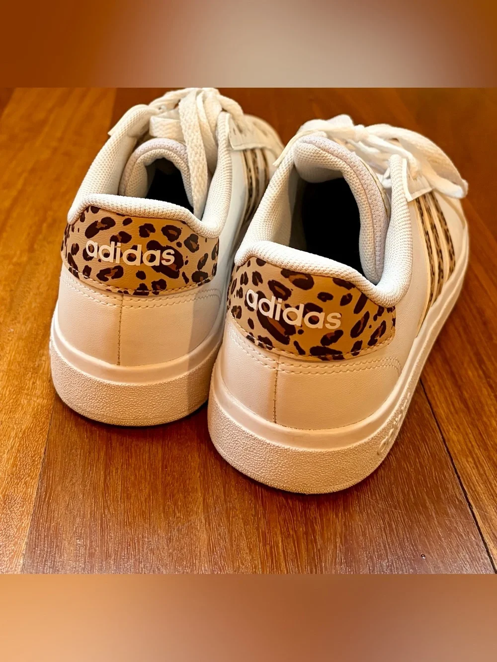 adidas Grand Court 2.0 Shoes in Cloud White / Magic Beige / Matte Gold - Girls